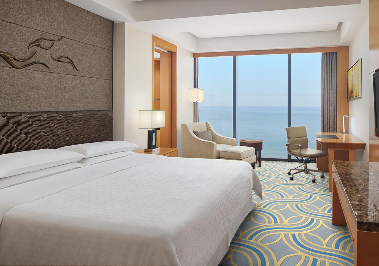 Sheraton Yantai Golden Beach Resort Exterior photo